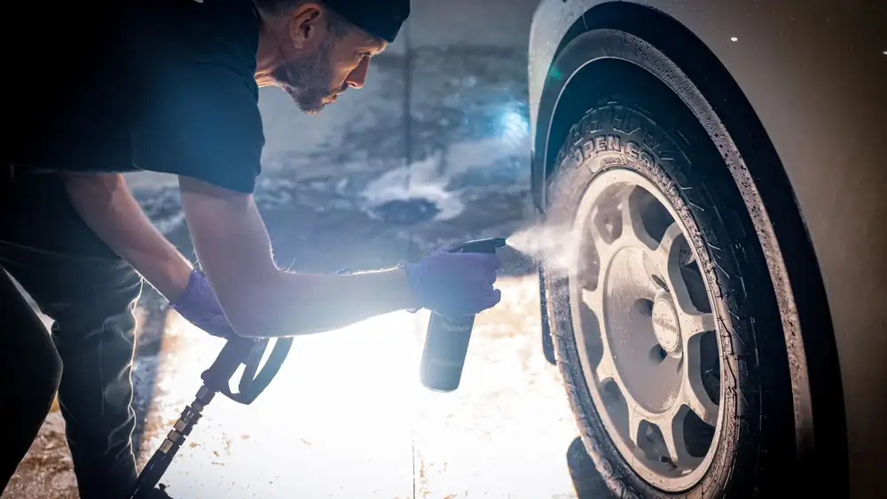 Laver une voiture avec un litre d'eau : la méthode sans rinçage expliquée