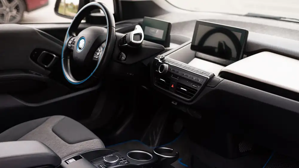 Nettoyer une moquette de voiture à fond : la méthode à l'extracteur